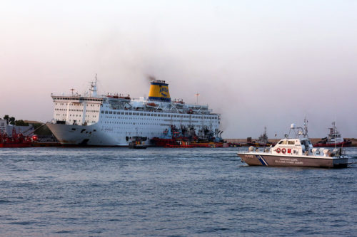 Φωτιά στο πλοίο «Ελευθέριος Βενιζέλος»: Αποβιβάστηκαν με ασφάλεια οι 875 επιβατες