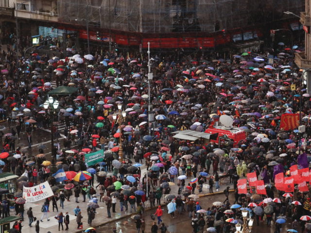 Αργεντινή: Δεκάδες χιλιάδες διαδηλωτές εναντίον των περικοπών που επιβάλλονται στα δημόσια πανεπιστήμια