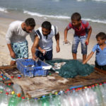 Βάρκα φτιαγμένη από πλαστικά μπουκάλια «έσωσε» μια οικογένεια στη Γάζα [ΒΙΝΤΕΟ]