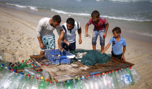 Βάρκα φτιαγμένη από πλαστικά μπουκάλια «έσωσε» μια οικογένεια στη Γάζα [ΒΙΝΤΕΟ]