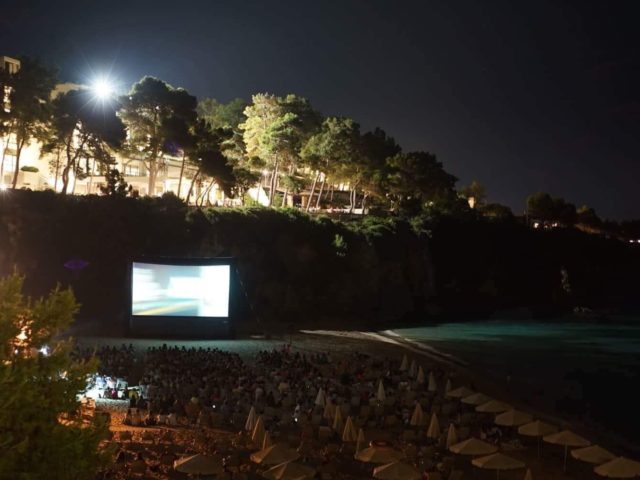 Στο Seanema Open Air Film Festival παρακολουθήσαμε ταινίες γεμάτες αγάπη ενώ η καρέκλα μας βυθιζόταν στην άμμο