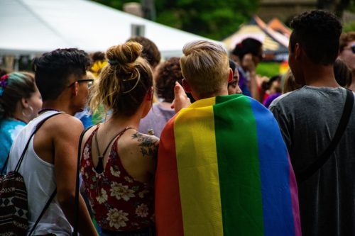 Οι μισοί Βρετανοί LGBT έφηβοι έχουν βλάψει τον εαυτό τους, ενώ είναι λιγότερο ικανοποιημένοι από τη ζωή τους
