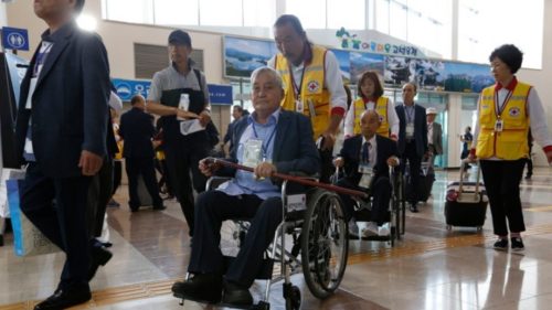 Δεκάδες ηλικιωμένοι Νοτιοκορεάτες επισκέπτονται τη Β. Κορέα για να δουν ξανά συγγενείς