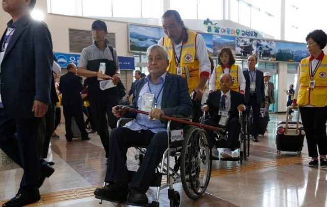 Δεκάδες ηλικιωμένοι Νοτιοκορεάτες επισκέπτονται τη Β. Κορέα για να δουν ξανά συγγενείς