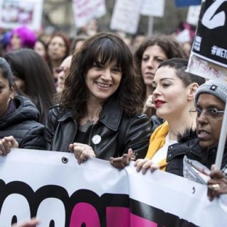 Η Έιζια Αρτζέντο, φωνή του #MeToo, κατηγορείται για σεξουαλική παρενόχληση εναντίον νεαρού άνδρα