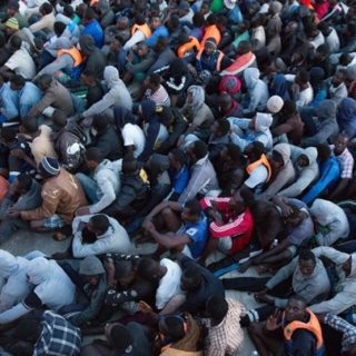 Εκατοντάδες μετανάστες εγκαταλελειμμένοι χωρίς τροφή και νερό σε κέντρα κράτησης στη Λιβύη