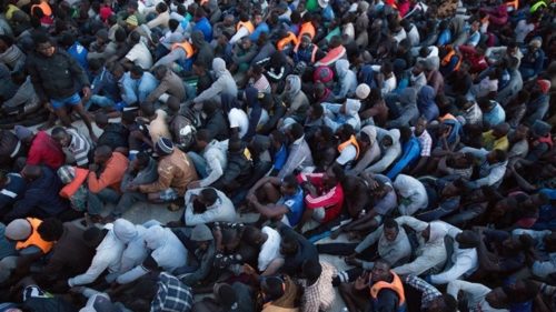 Εκατοντάδες μετανάστες εγκαταλελειμμένοι χωρίς τροφή και νερό σε κέντρα κράτησης στη Λιβύη