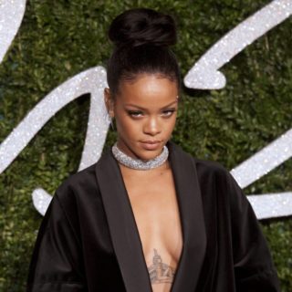 Γιατί η Rihanna ζητάει 50 εκατομμύρια ευρώ από την Άνγκελα Μέρκελ