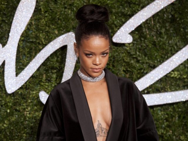 Γιατί η Rihanna ζητάει 50 εκατομμύρια ευρώ από την Άνγκελα Μέρκελ