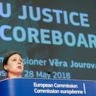 Με κυρώσεις απειλεί τη Facebook η Κομισιόν