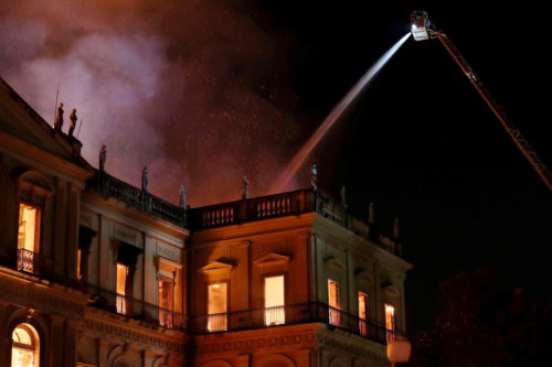 Πυρκαγιά τεραστίων διαστάσεων κατέστρεψε το Εθνικό Μουσείο του Ρίο ντε Τζανέιρο