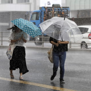 Από τον σφοδρότερο τυφώνα των τελευταίων 25 ετών πλήττεται η Ιαπωνία