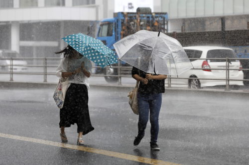 Από τον σφοδρότερο τυφώνα των τελευταίων 25 ετών πλήττεται η Ιαπωνία