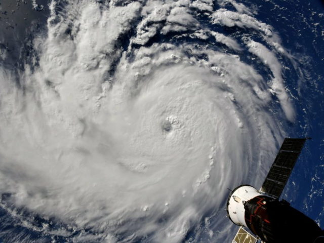 Υποβαθμίστηκε αλλά παραμένει επικίνδυνος ο κυκλώνας Φλόρενς