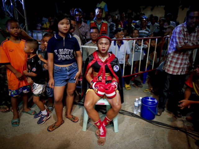 Φορώντας κόκκινο κραγιόν σε αγώνα Muay Thai στην Ταϊλάνδη