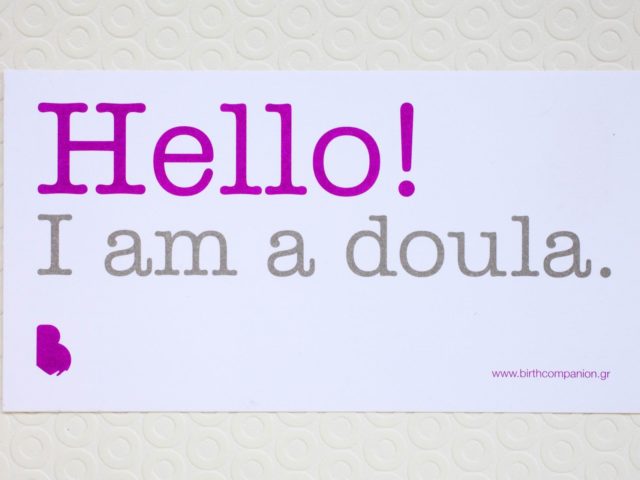 Τι είναι μια doula και γιατί θα τη θέλατε δίπλα σας;