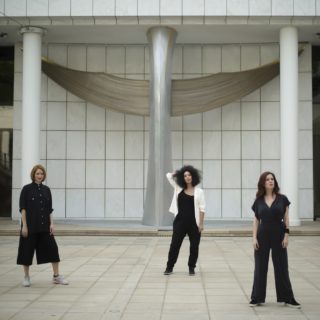 Τρεις κυρίες τραγουδούν τον δικό τους Leonard Cohen