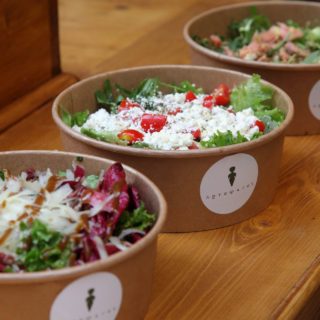 Ο Λωτοφάγος στον πεζόδρομο της Ρόμβης μπορεί να μοιάζει με μπαρ, αλλά είναι το Νησί της Σαλάτας