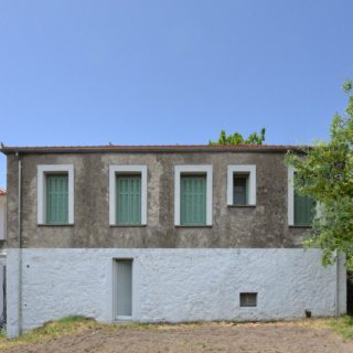 Αυτή η παραδοσιακή αγροτική κατοικία του 20ου αιώνα κρύβει ένα εντυπωσιακό εσωτερικό