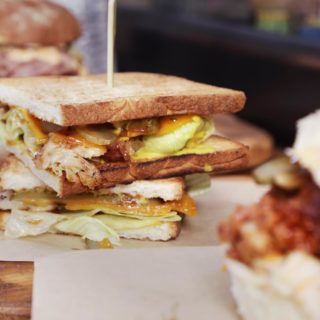 Meat Lab: Η νέα «σάντουιτς φάμπρικα» του κέντρου φτιάχνει προσεγμένο «βρώμικο» με κρέας που καπνίζεται για ώρες