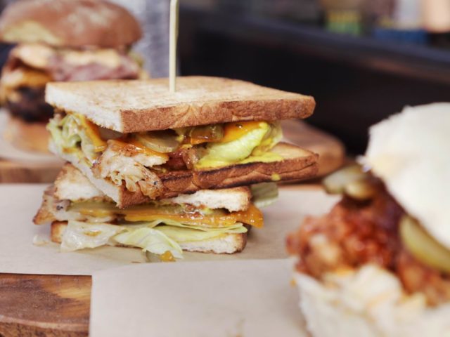 Meat Lab: Η νέα «σάντουιτς φάμπρικα» του κέντρου φτιάχνει προσεγμένο «βρώμικο» με κρέας που καπνίζεται για ώρες