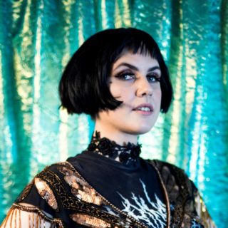 Η Princess Chelsea σαν να ντρέπεται λίγο για κάποιους δίσκους των Beach Boys και των Judas Priest που λείπουν από τη δισκοθήκη της