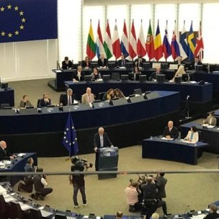 Γιούνκερ: Να χαιρετίσουμε τις «Ηράκλειες προσπάθειες» των Ελλήνων που άλλοι Ευρωπαίοι υποτιμούν