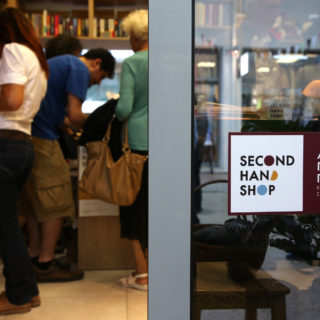 Ένα νέο second hand μαγαζί στην Αθήνα δίνει μια δεύτερη ευκαιρία όχι μόνο σε ρούχα και αντικείμενα αλλά και σε ανθρώπους