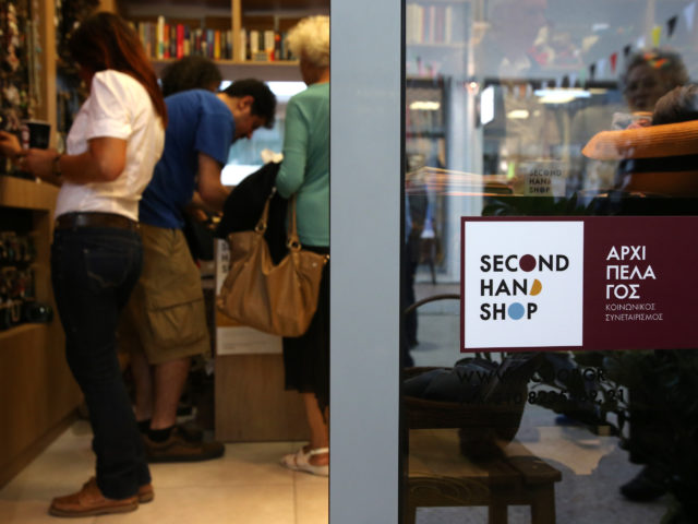 Ένα νέο second hand μαγαζί στην Αθήνα δίνει μια δεύτερη ευκαιρία όχι μόνο σε ρούχα και αντικείμενα αλλά και σε ανθρώπους