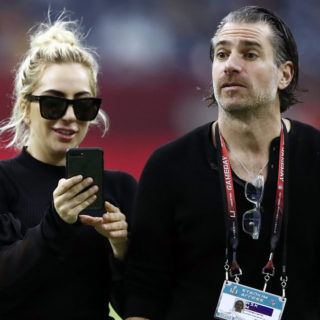 Η Lady Gaga επιβεβαιώνει ότι είναι αρραβωνιασμένη με τον Κρίστιαν Καρίνο