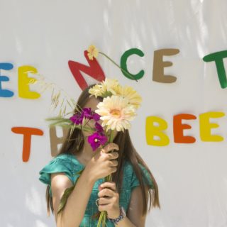 The Bee Camp: Όταν τα παιδιά της πόλης φτιάχνουν καταφύγια για μέλισσες