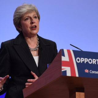 Κατατέθηκε πρόταση μομφής κατά της Μέι