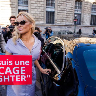 Η Πάμελα Άντερσον μπήκε σε κλουβί για να καταγγείλει τον βασανισμό των ζώων [ΦΩΤΟΣ]