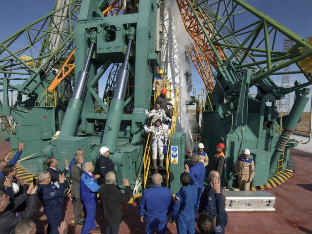 Το ραντεβού τους στο διάστημα ανανέωσαν οι δύο κοσμοναύτες του Soyuz