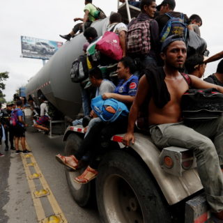 Καραβάνι μεταναστών από την Ονδούρα κατευθύνεται προς τις Ηνωμένες Πολιτείες. Ο Πρόεδρος Τραμπ απειλεί.