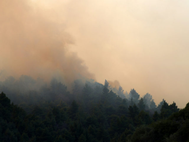 Καλύτερη η εικόνα από το πύρινο μέτωπο στη Σιθωνία Χαλκιδικής