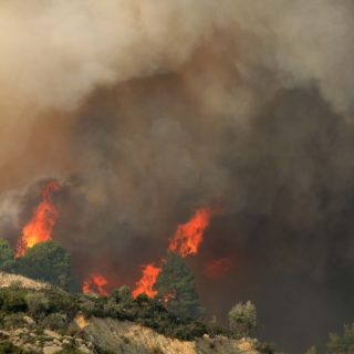 Εκκενώνονται τα χωριά Μακρυμάλλη και Κοντοδεσπότι στην Εύβοια