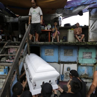 Ένοικοι νεκροταφείων στις Φιλιππίνες. Ζώντας ανάμεσα σε τάφους.