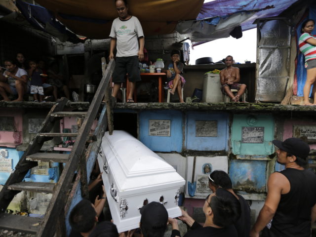 Ένοικοι νεκροταφείων στις Φιλιππίνες. Ζώντας ανάμεσα σε τάφους.