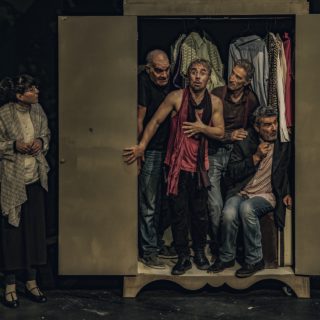 Η «Συμμορία των Πέντε» είναι μια παρανοϊκή κωμωδία χαρακτήρων με αναπάντεχο τέλος