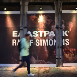 Η νέα συλλογή Eastpak x Raf Simons VII είναι ένας μοναδικός συνδυασμός υψηλής ραπτικής και αστικής υποκουλτούρας