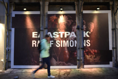 Η νέα συλλογή Eastpak x Raf Simons VII είναι ένας μοναδικός συνδυασμός υψηλής ραπτικής και αστικής υποκουλτούρας