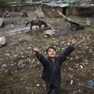 Ο Μοχάμεντ Μοχάιζιν «διαβάζει» στην Popaganda τις συγκλονιστικές προσφυγικές φωτογραφίες του