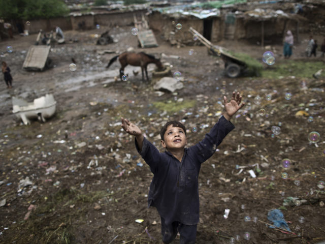 Ο Μοχάμεντ Μοχάιζιν «διαβάζει» στην Popaganda τις συγκλονιστικές προσφυγικές φωτογραφίες του