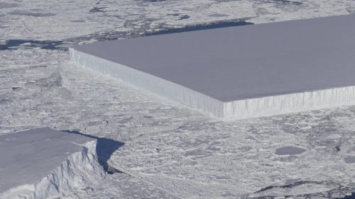 Ένα πρωτοφανές γεωμετρικό παγόβουνο σαν γιγάντιο παγάκι εντόπισε η NASA