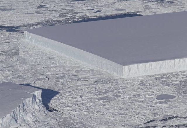 Ένα πρωτοφανές γεωμετρικό παγόβουνο σαν γιγάντιο παγάκι εντόπισε η NASA