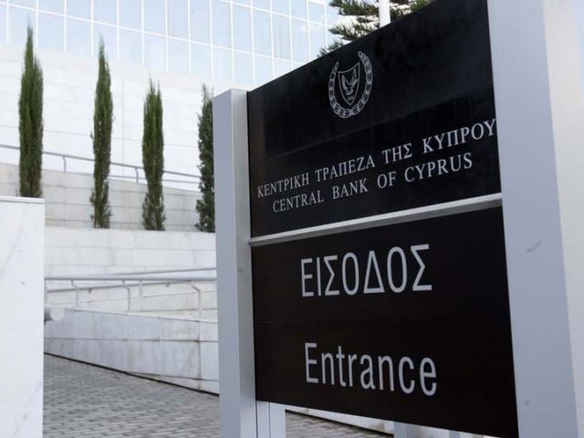 Υπερχρεωμένοι παραμένουν οι Κύπριοι σύμφωνα με την Κεντρική Τράπεζα
