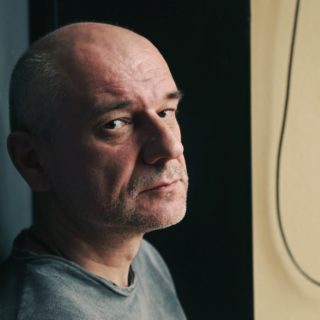 Τσέζαρις Γκραουζίνις: «Ελάτε να δείτε την παράσταση, αν σας ενδιαφέρει κάτι, με αθώα και καθαρά μάτια».