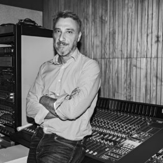 Ο Μίνως Μάτσας πρώτα παρατηρεί πολύ τους ανθρώπους και μετά γράφει