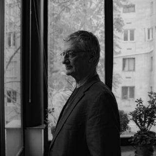 O Βαγγέλης Θεοδωρόπουλος ξέρει «Ποιος σκότωσε τον σκύλο τα μεσάνυχτα»